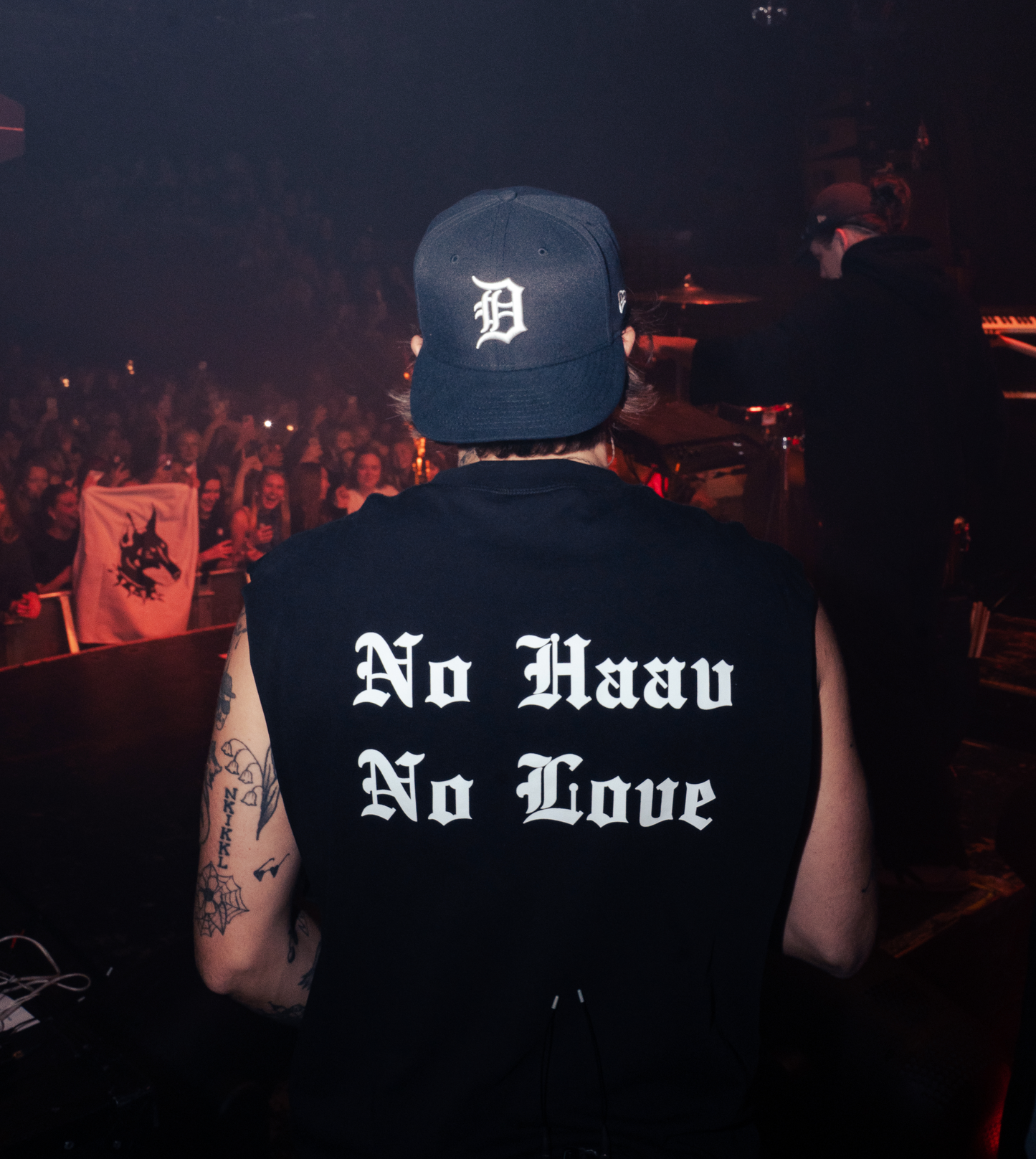 NOHAAVNOLOVE T-SHIRT